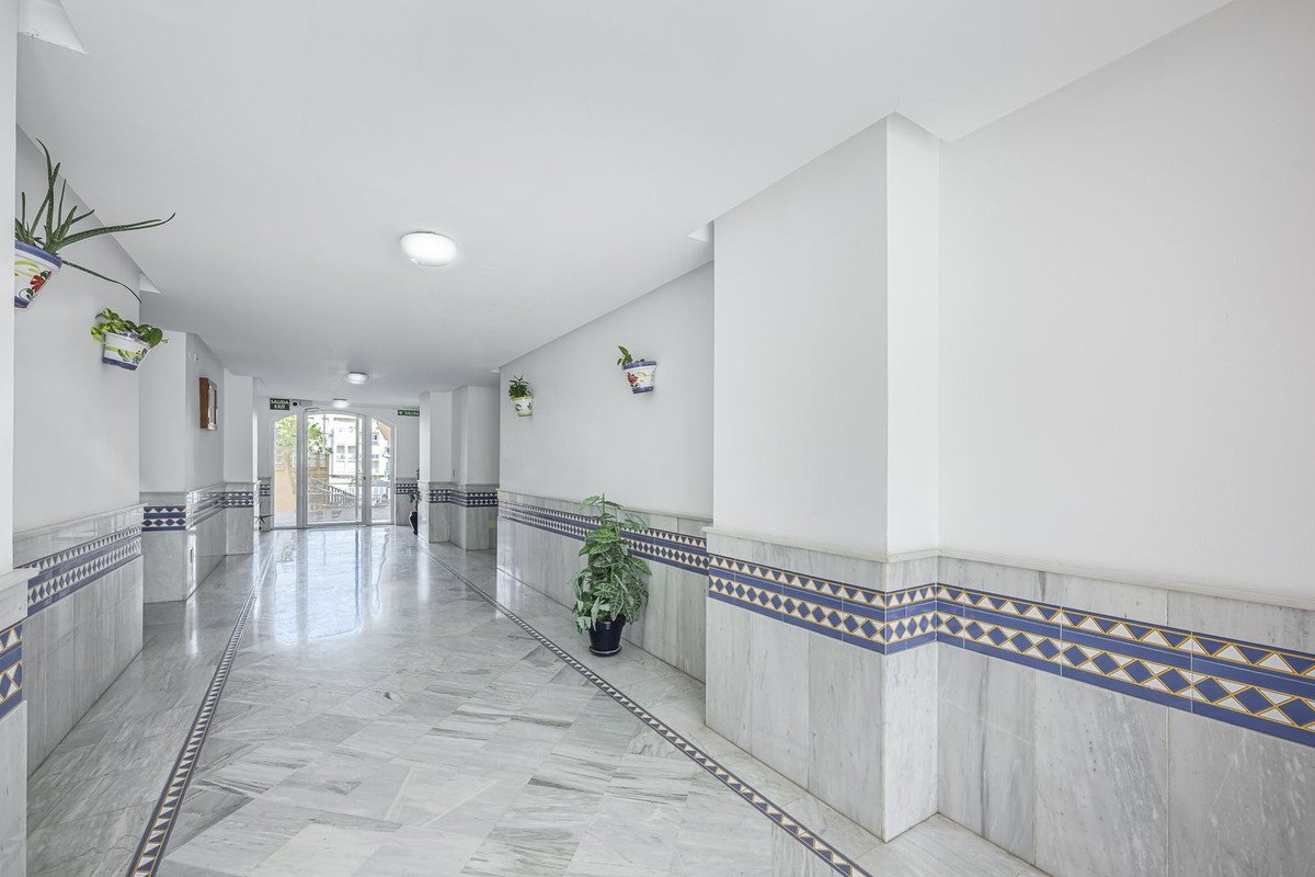 2 Bed Middle Floor Apartment in San Luis de Sabinillas