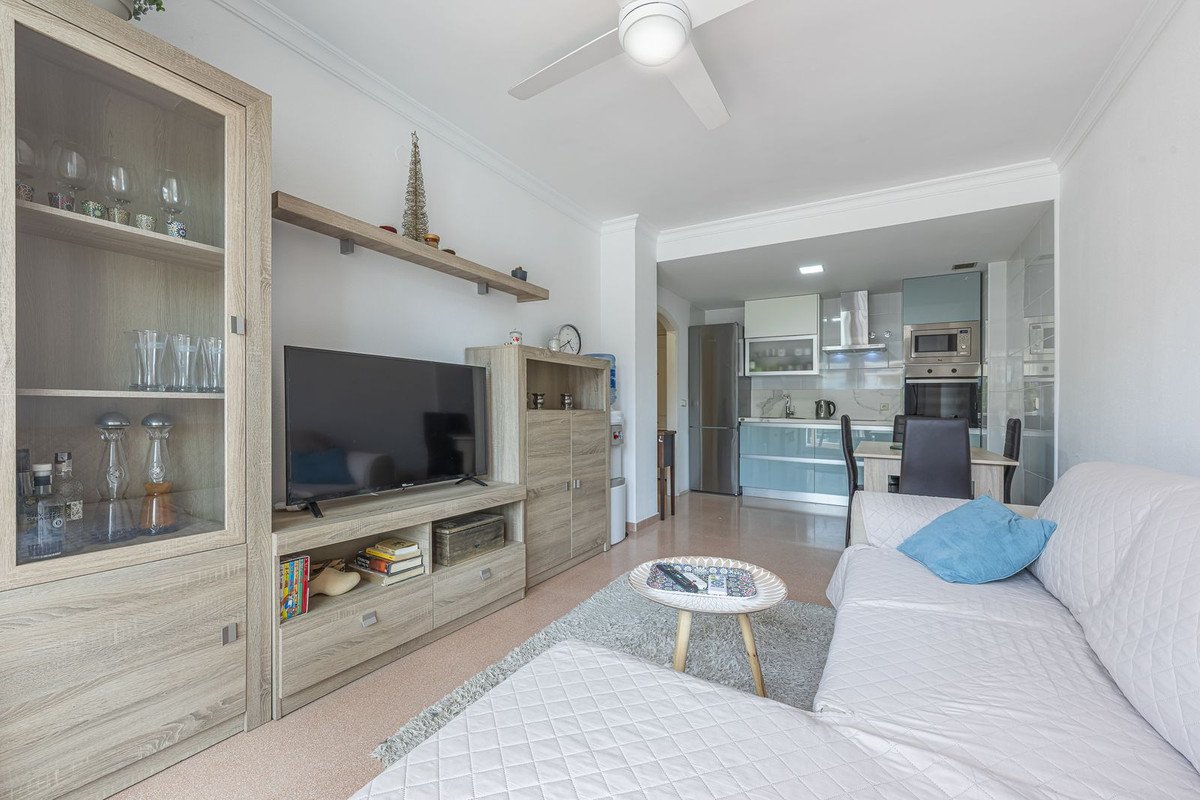 2 Bed Middle Floor Apartment in San Luis de Sabinillas