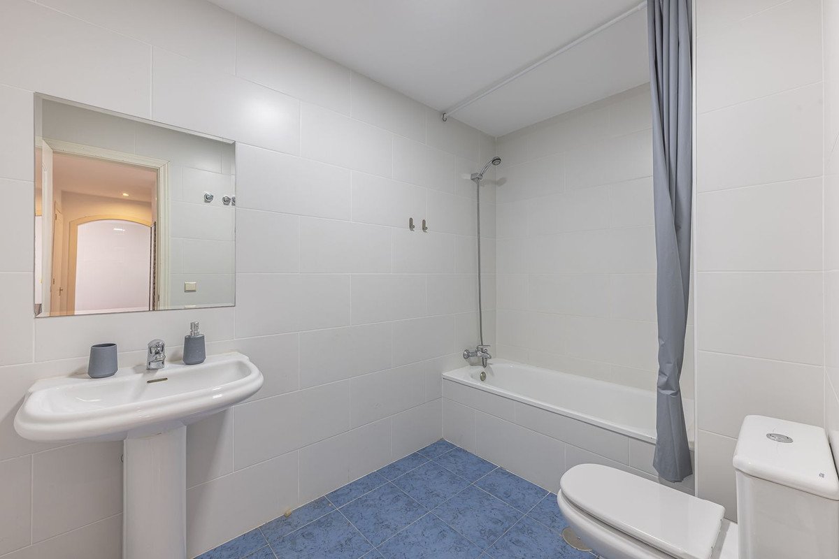 2 Bed Middle Floor Apartment in San Luis de Sabinillas
