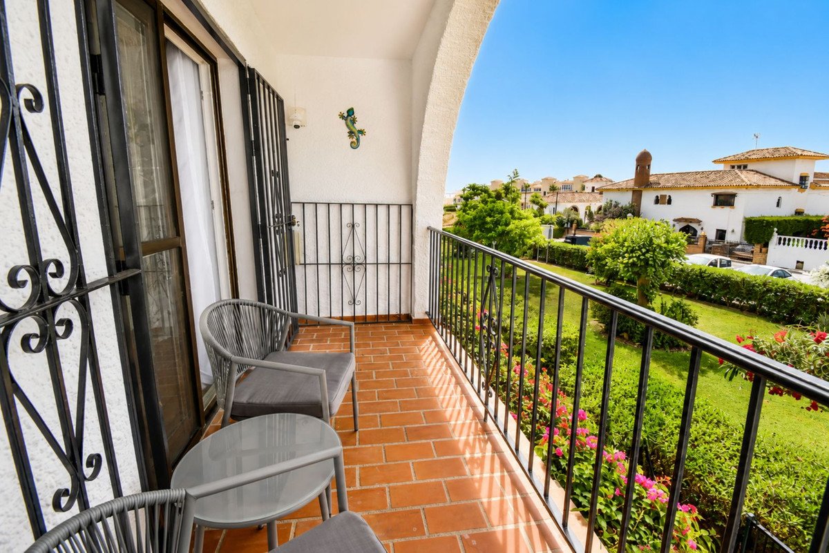 2 Bed Middle Floor Apartment in El Chaparral