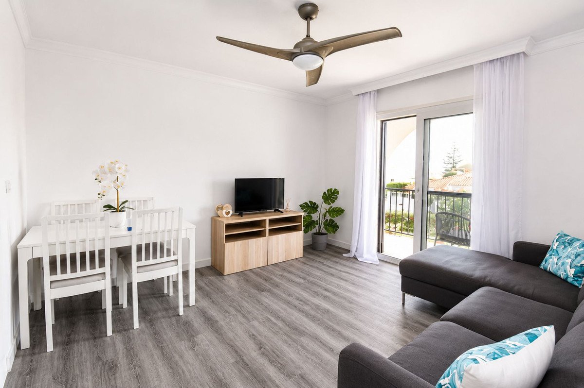 2 Bed Middle Floor Apartment in El Chaparral