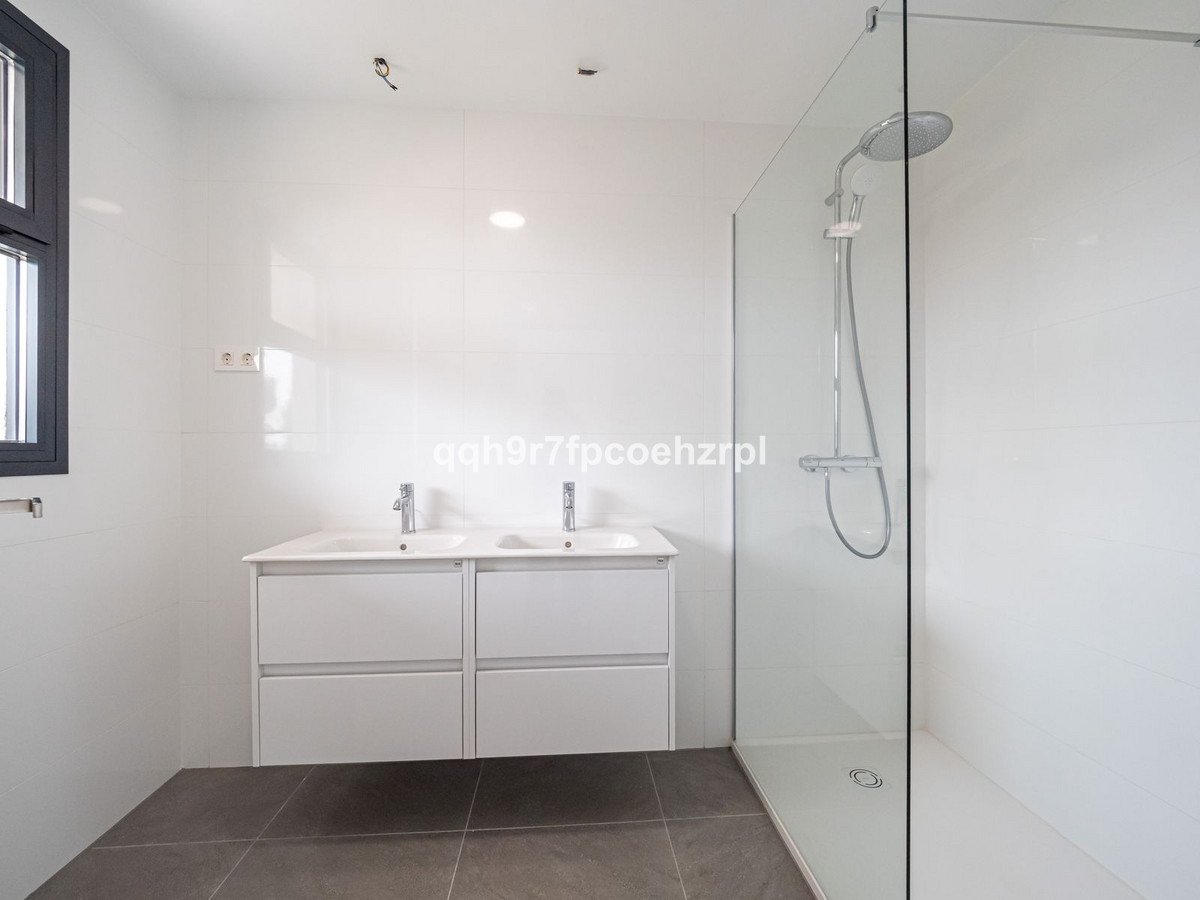 2 Bed Ground Floor Apartment in El Chaparral