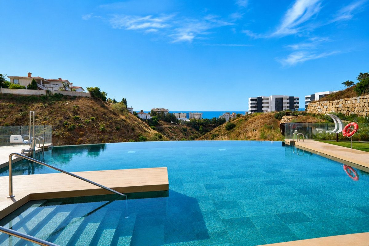 2 Bed Middle Floor Apartment in Benalmadena