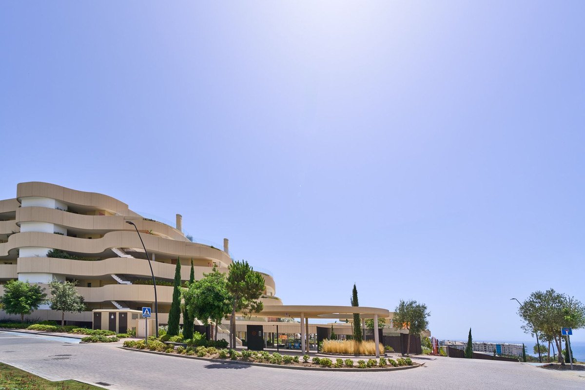 2 Bed Middle Floor Apartment in Benalmadena