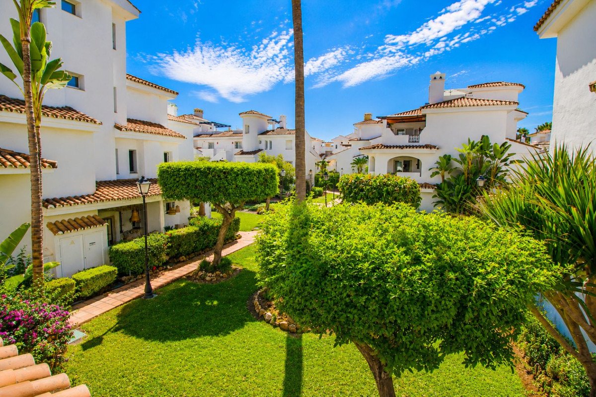 2 Bed Middle Floor Apartment in Nueva Andalucía