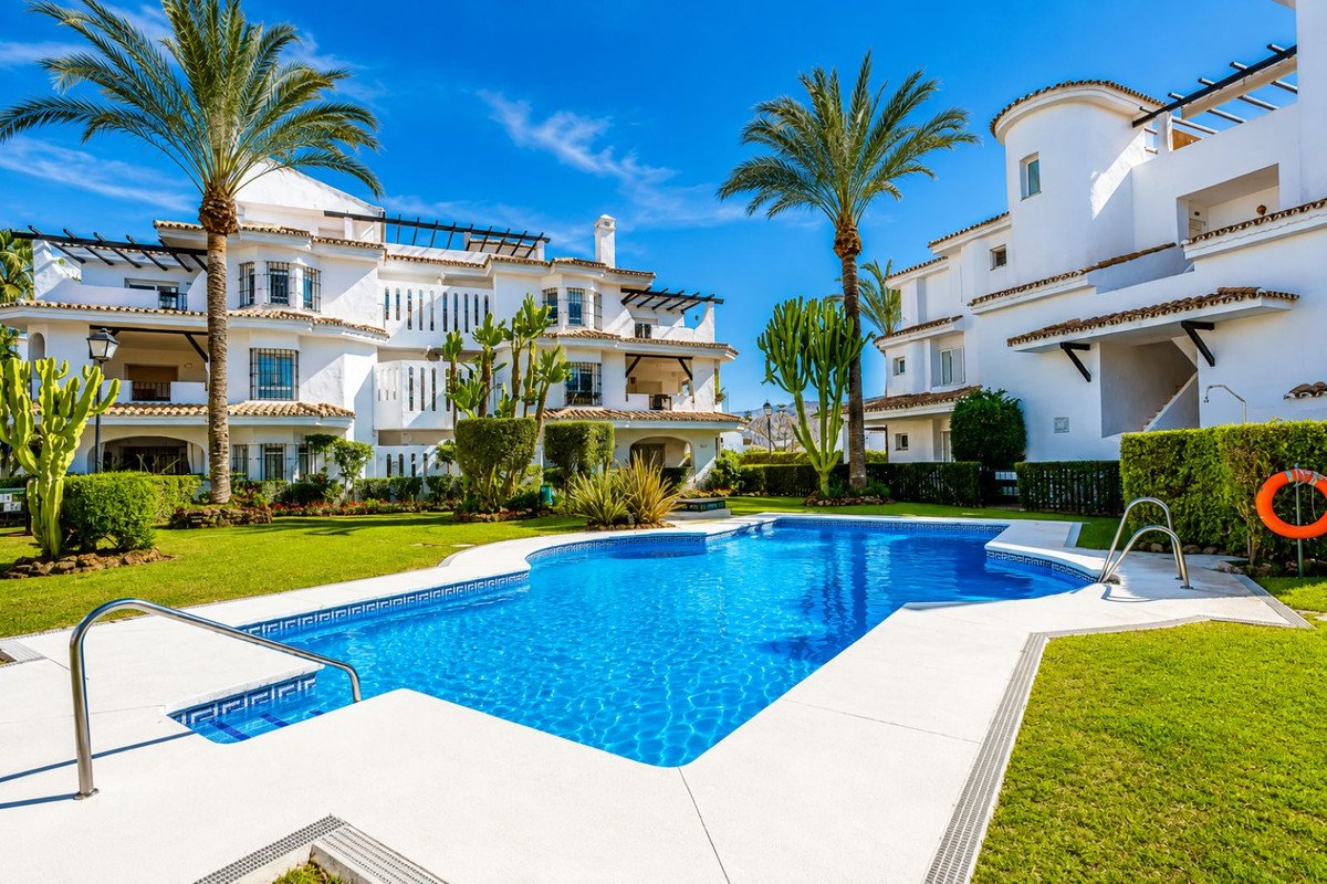 2 Bed Middle Floor Apartment in Nueva Andalucía