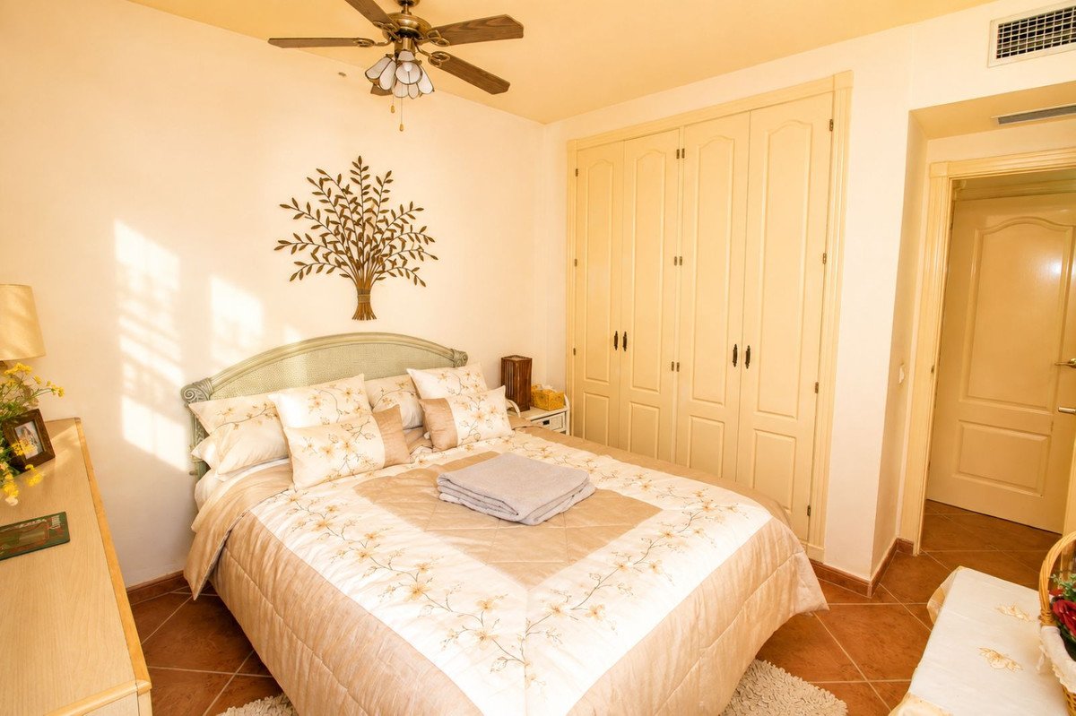 2 Bed Middle Floor Apartment in Nueva Andalucía