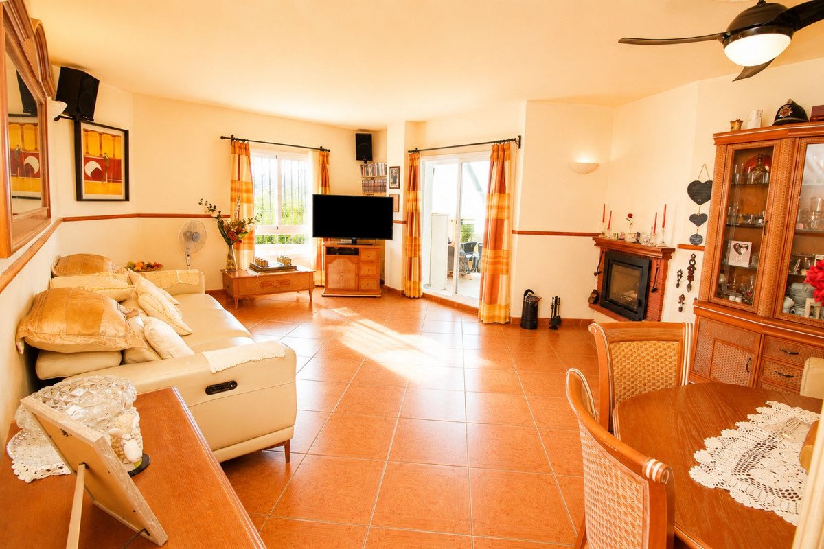 2 Bed Middle Floor Apartment in Nueva Andalucía