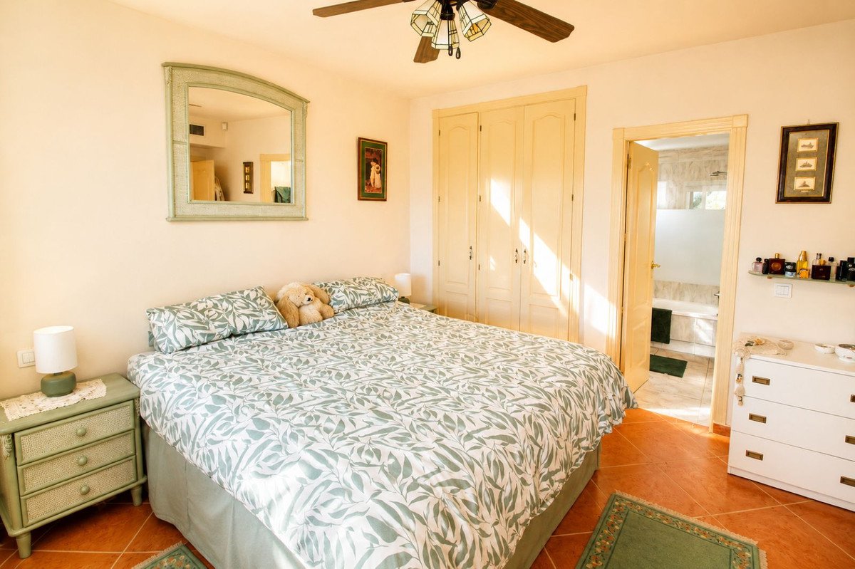 2 Bed Middle Floor Apartment in Nueva Andalucía
