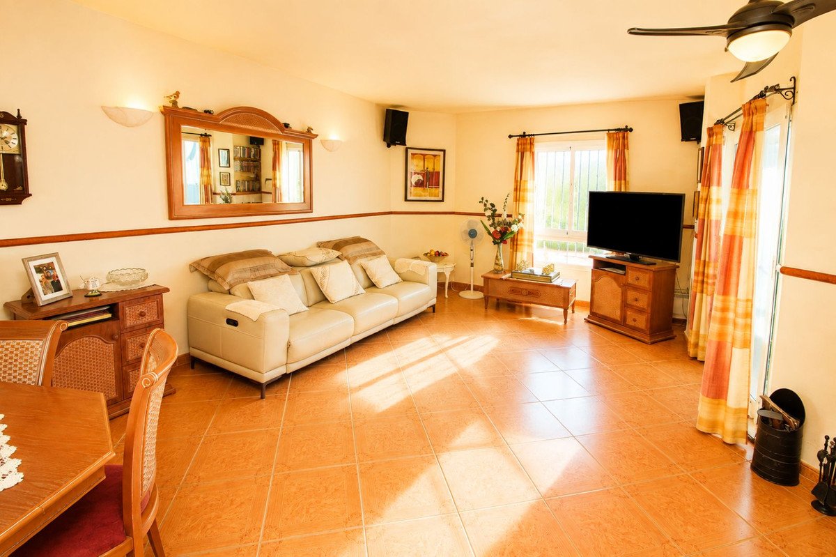 2 Bed Middle Floor Apartment in Nueva Andalucía