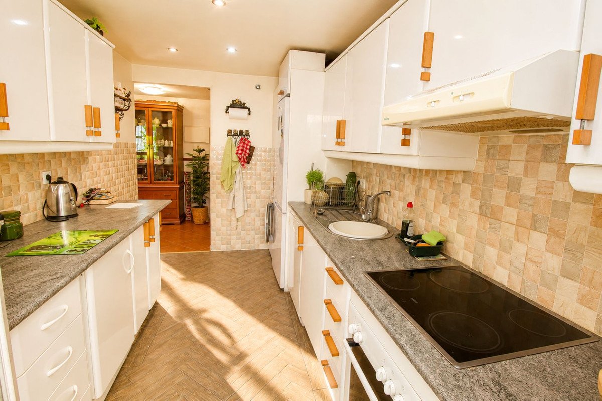 2 Bed Middle Floor Apartment in Nueva Andalucía