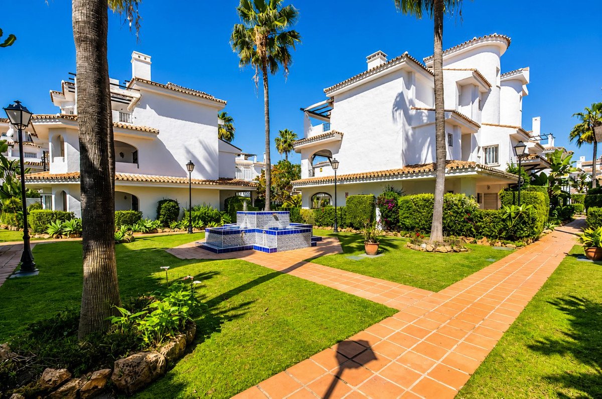 2 Bed Middle Floor Apartment in Nueva Andalucía
