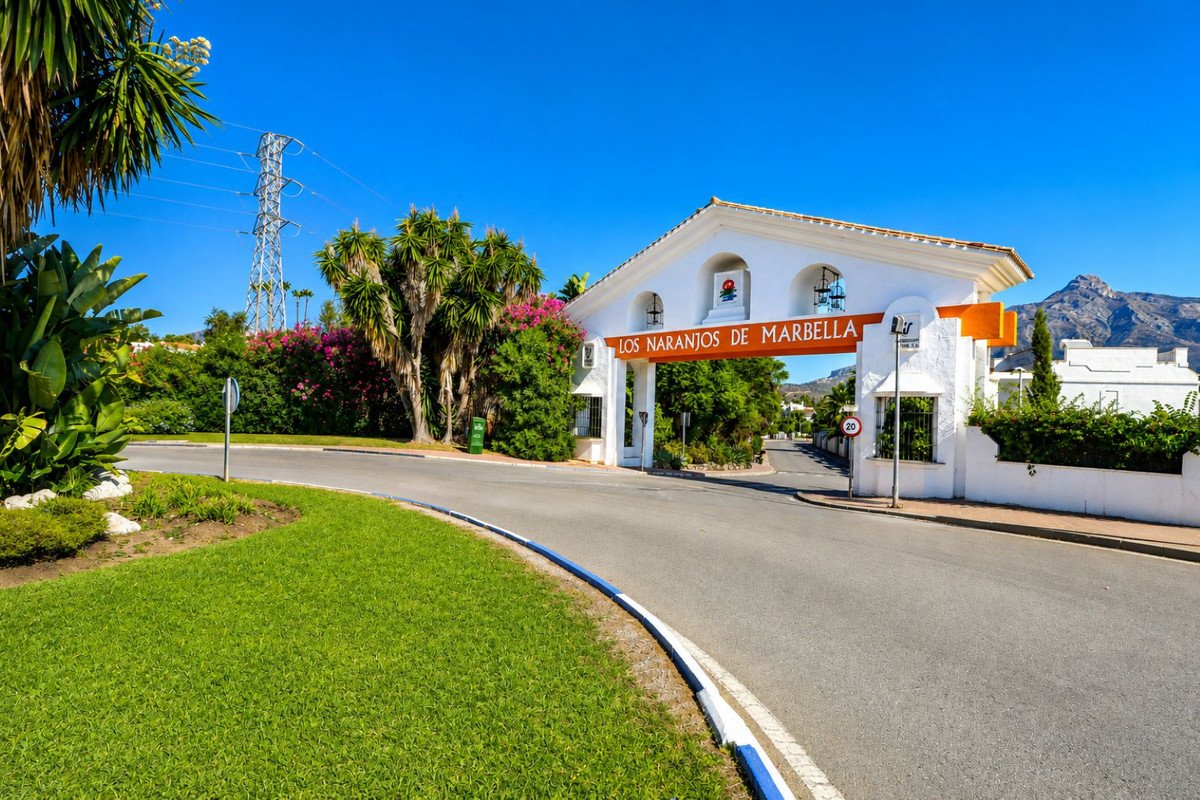 2 Bed Middle Floor Apartment in Nueva Andalucía
