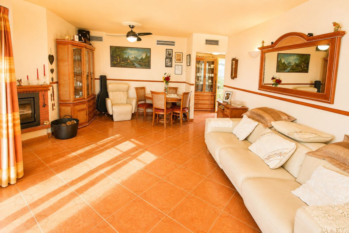 2 Bed Middle Floor Apartment in Nueva Andalucía