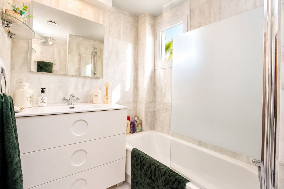 2 Bed Middle Floor Apartment in Nueva Andalucía