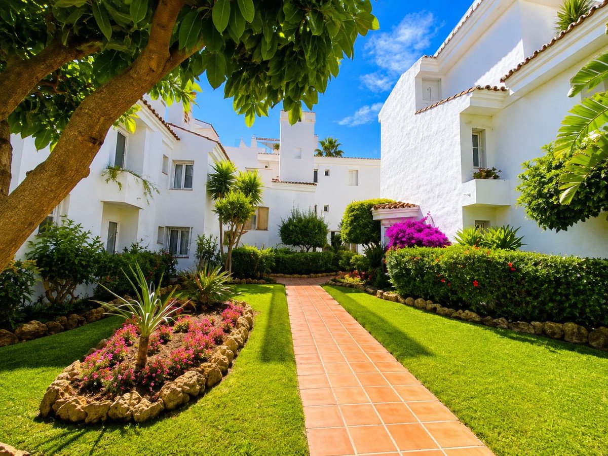 2 Bed Middle Floor Apartment in Nueva Andalucía