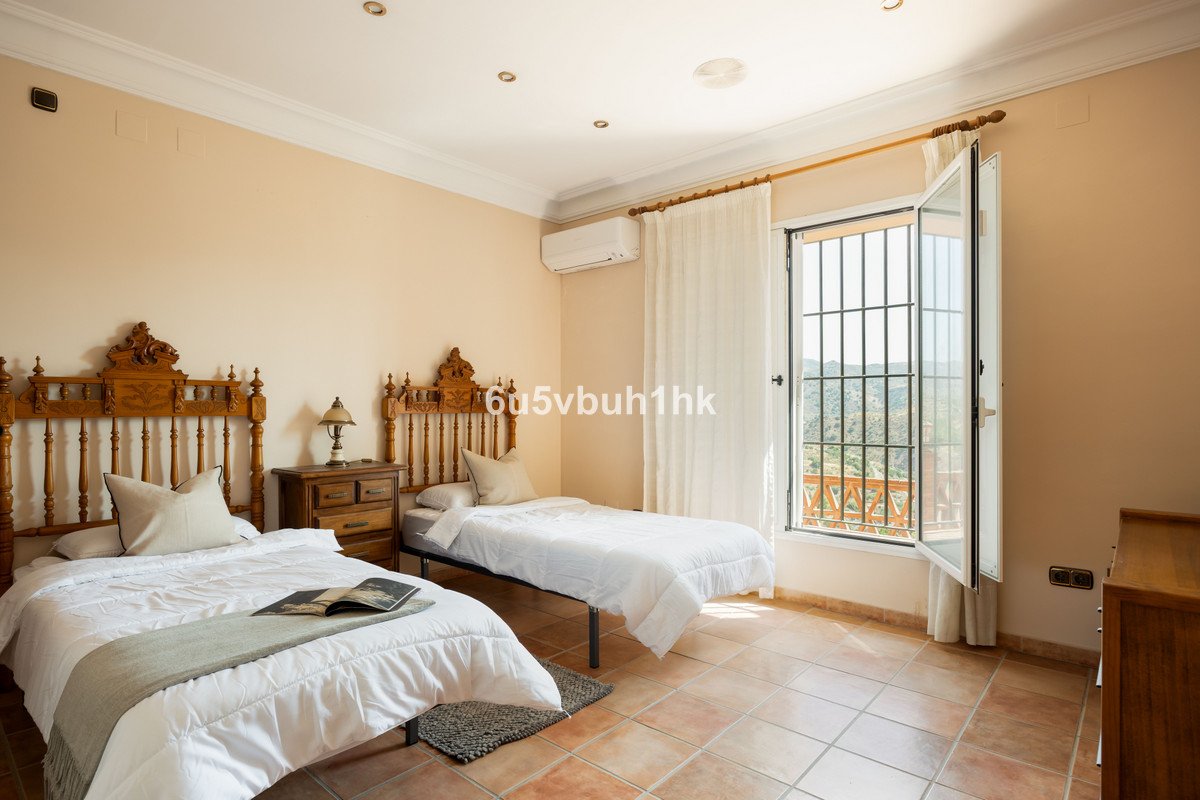 5 Bed Finca - Cortijo in Almogía