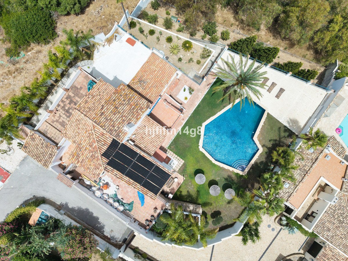 6 Bed Detached Villa in Estepona