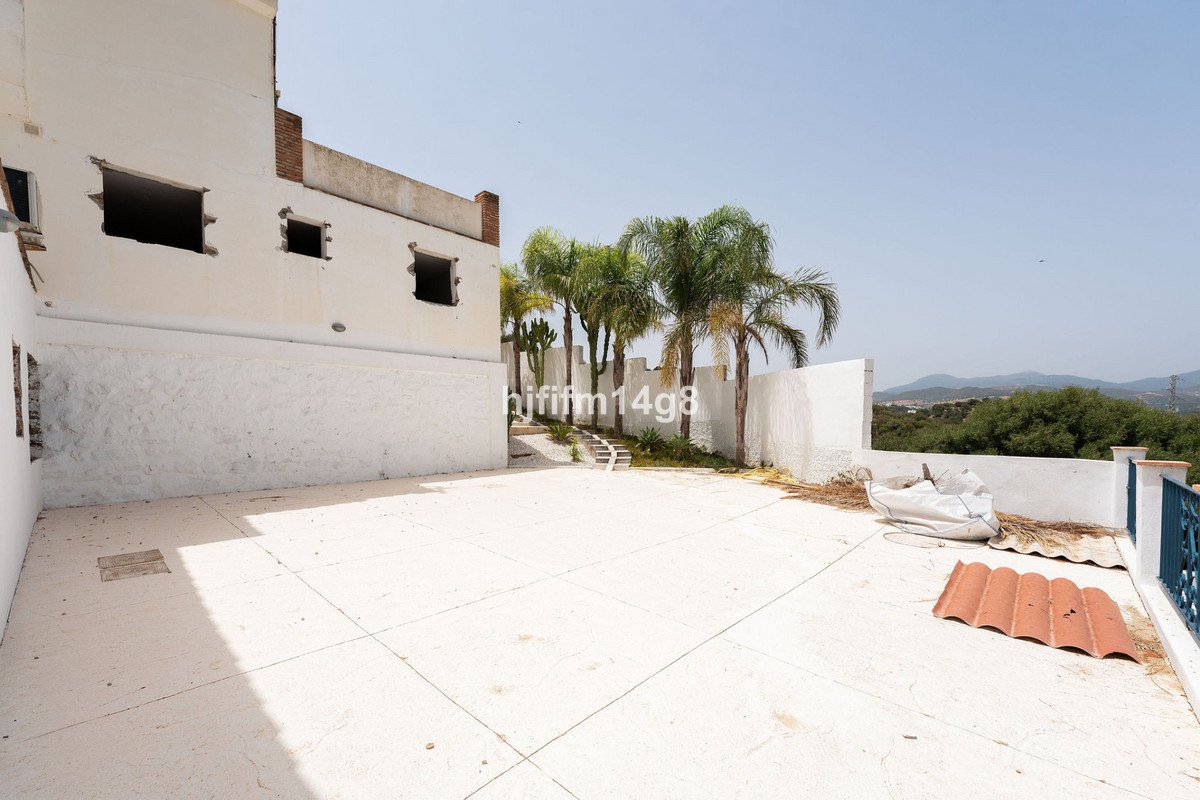 6 Bed Detached Villa in Estepona