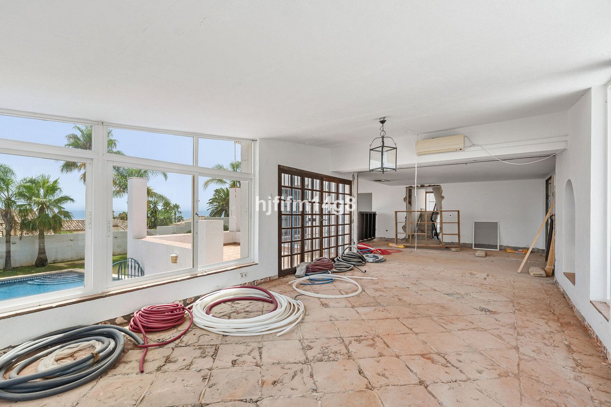 6 Bed Detached Villa in Estepona