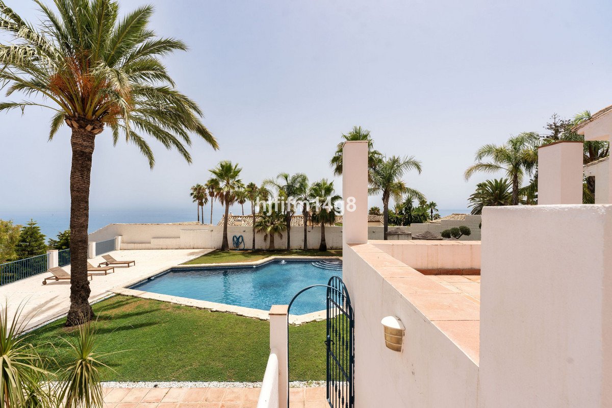 6 Bed Detached Villa in Estepona