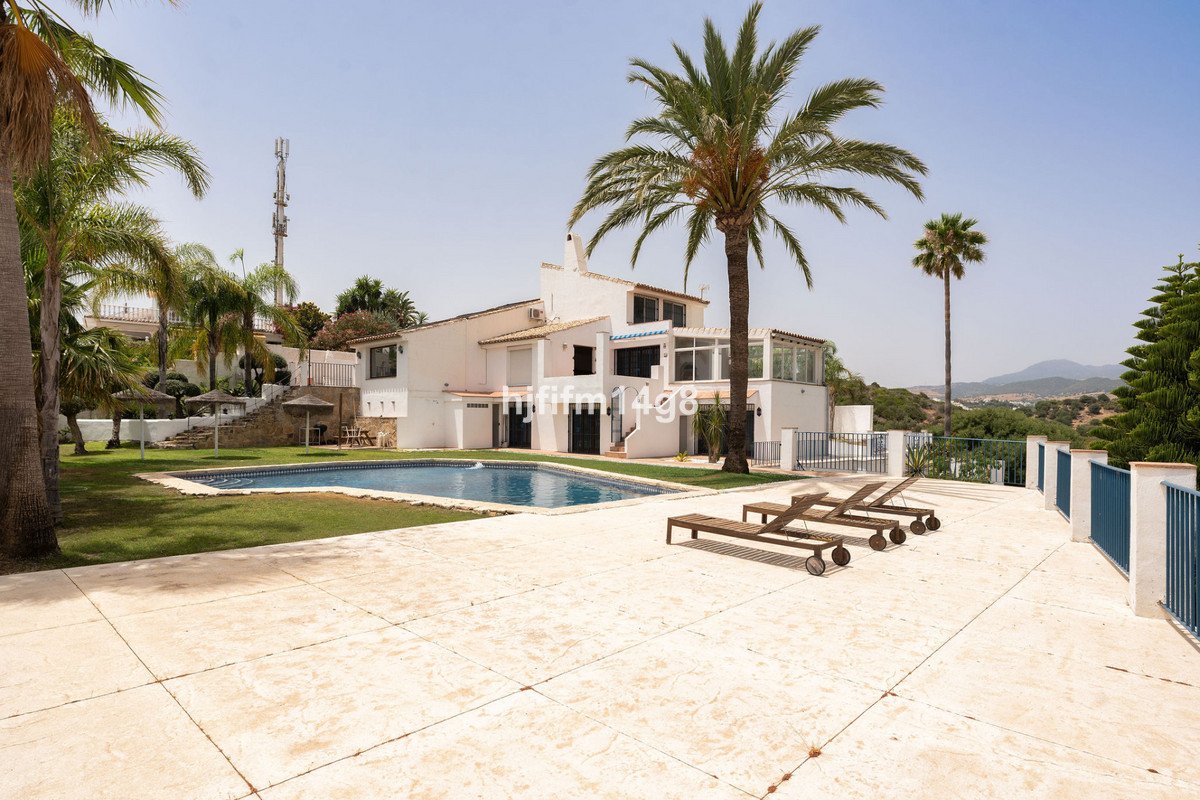6 Bed Detached Villa in Estepona