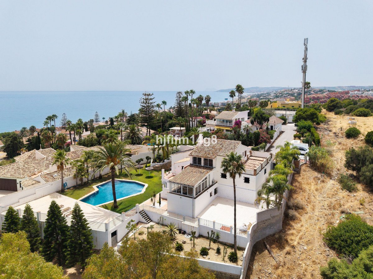 6 Bed Detached Villa in Estepona