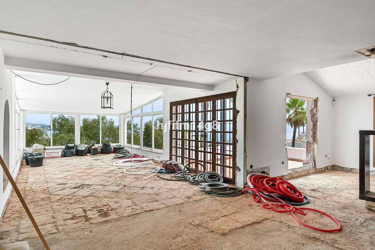 6 Bed Detached Villa in Estepona