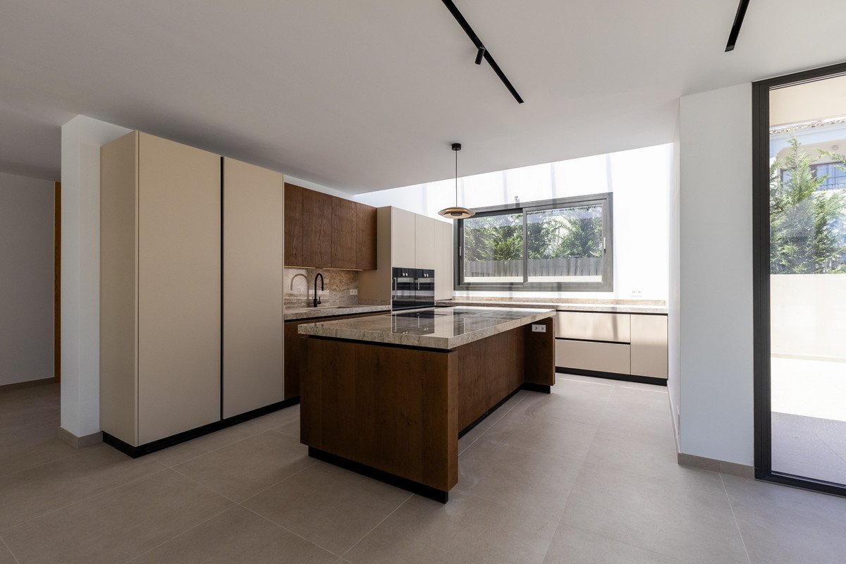 8 Bed Detached Villa in Cortijo Blanco