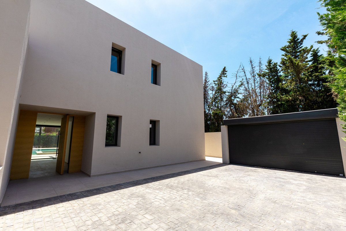 8 Bed Detached Villa in Cortijo Blanco