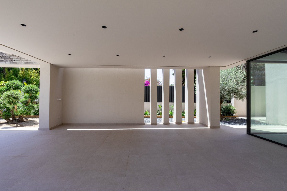 8 Bed Detached Villa in Cortijo Blanco