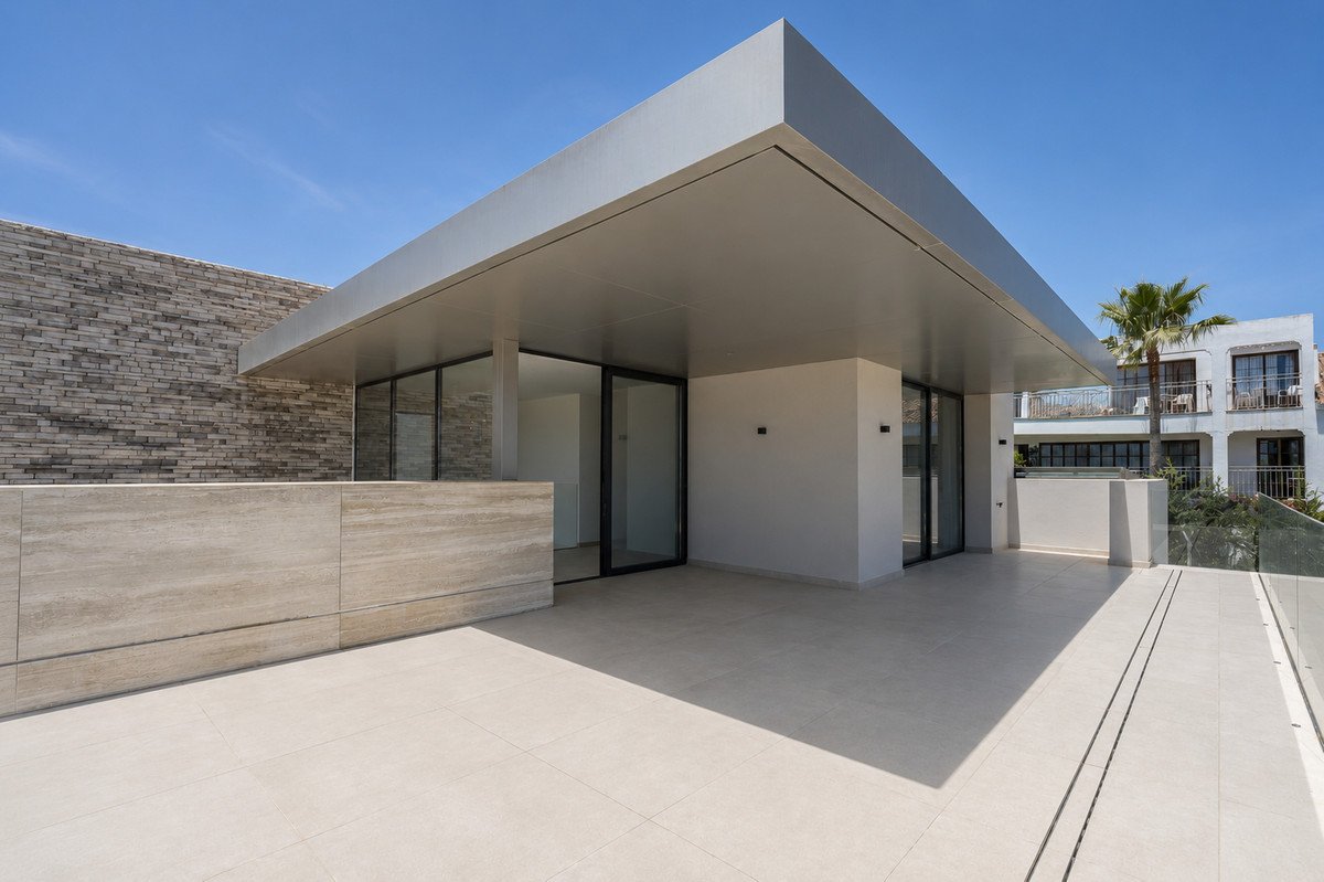 8 Bed Detached Villa in Cortijo Blanco