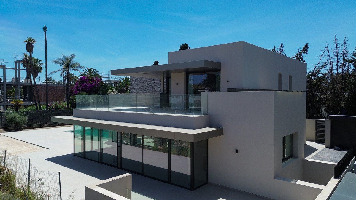 8 Bed Detached Villa in Cortijo Blanco