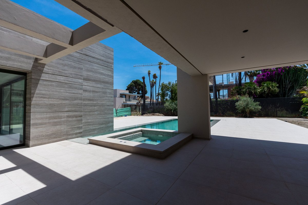 8 Bed Detached Villa in Cortijo Blanco