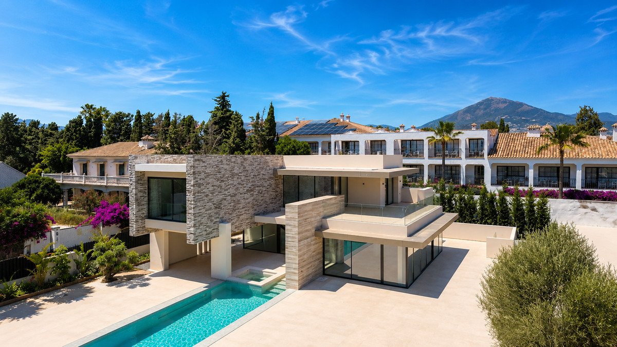 8 Bed Detached Villa in Cortijo Blanco