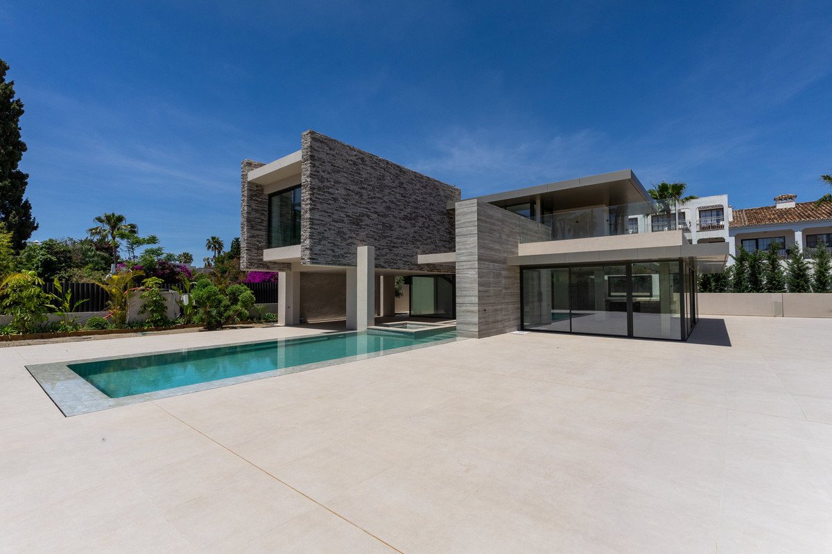 8 Bed Detached Villa in Cortijo Blanco