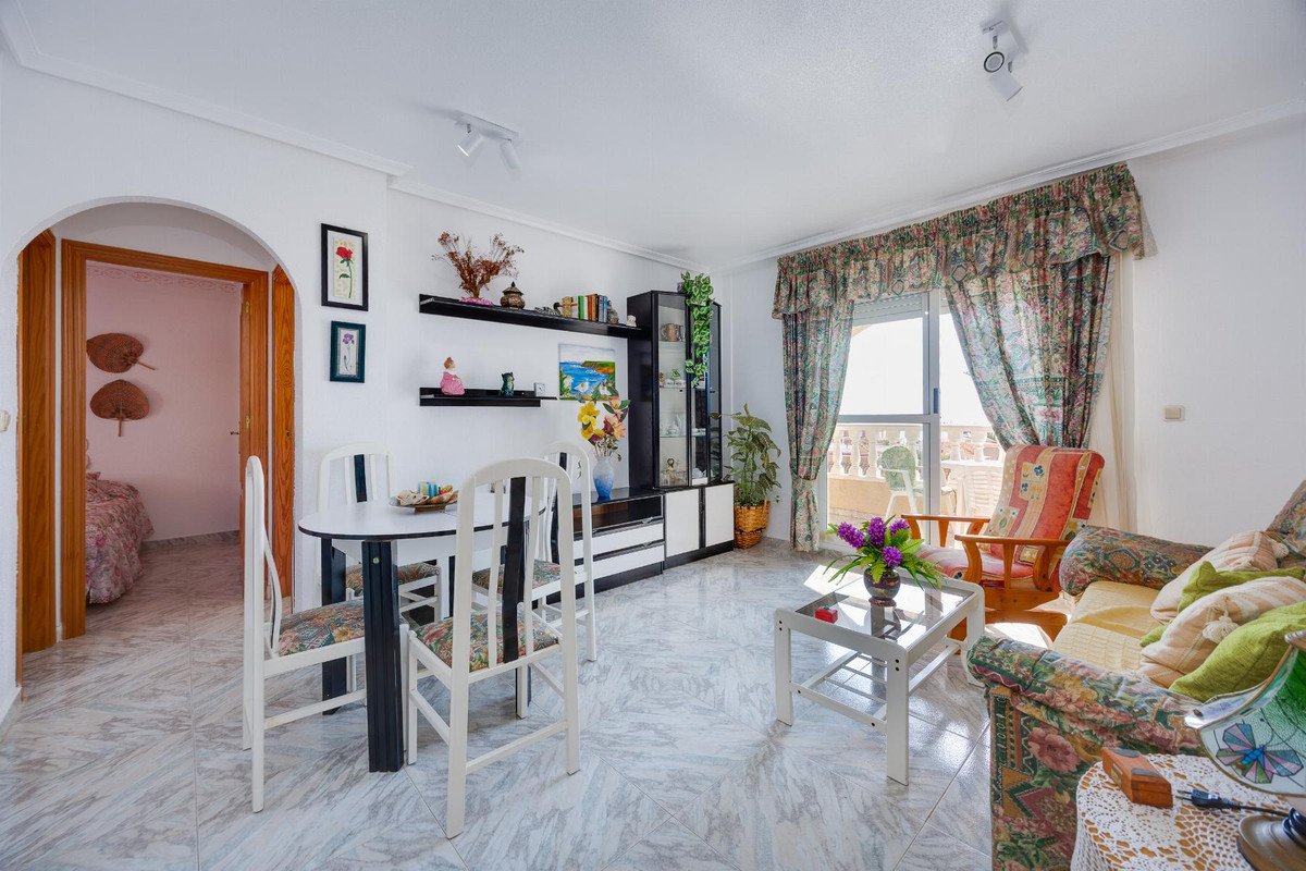 2 Bed Middle Floor Apartment in Torrevieja