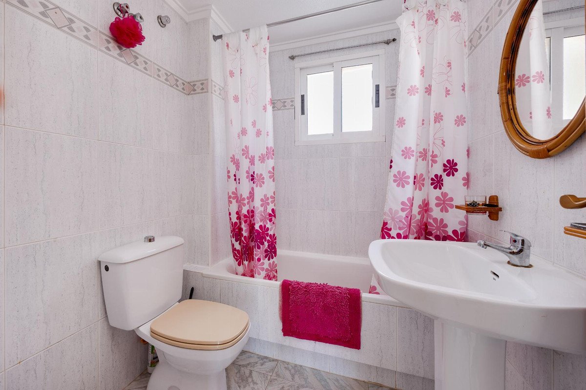 2 Bed Middle Floor Apartment in Torrevieja