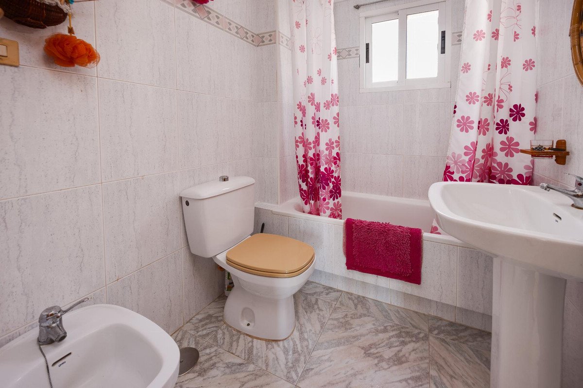 2 Bed Middle Floor Apartment in Torrevieja