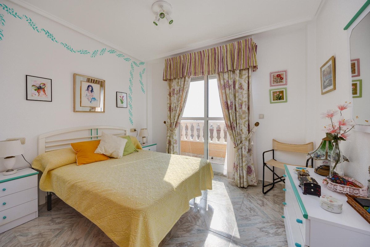 2 Bed Middle Floor Apartment in Torrevieja