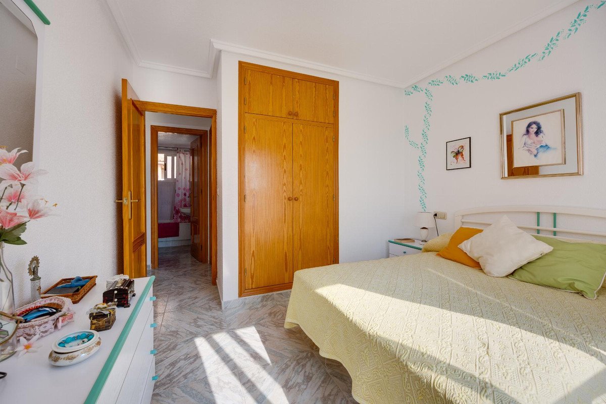 2 Bed Middle Floor Apartment in Torrevieja