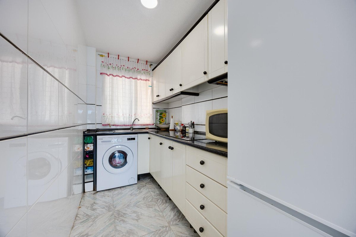 2 Bed Middle Floor Apartment in Torrevieja