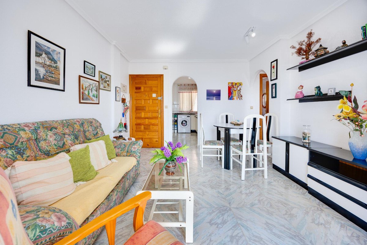 2 Bed Middle Floor Apartment in Torrevieja