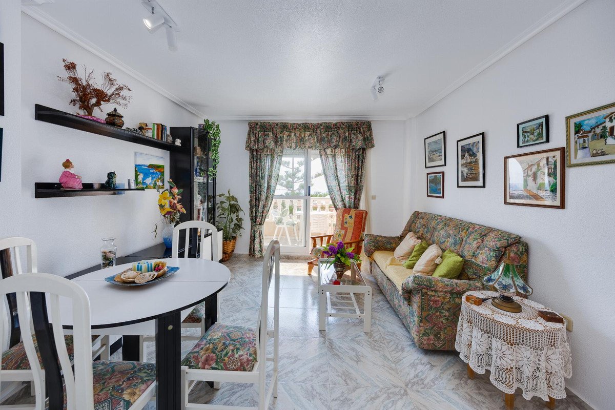 2 Bed Middle Floor Apartment in Torrevieja