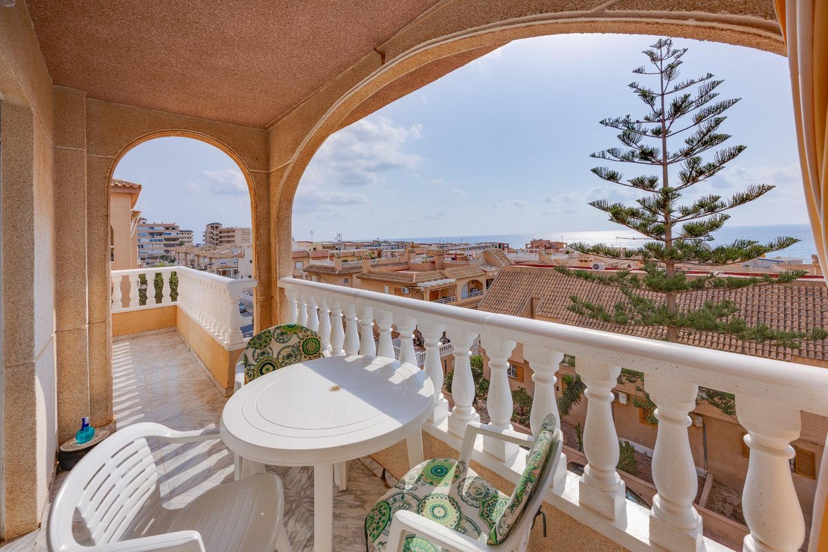 2 Bed Middle Floor Apartment in Torrevieja