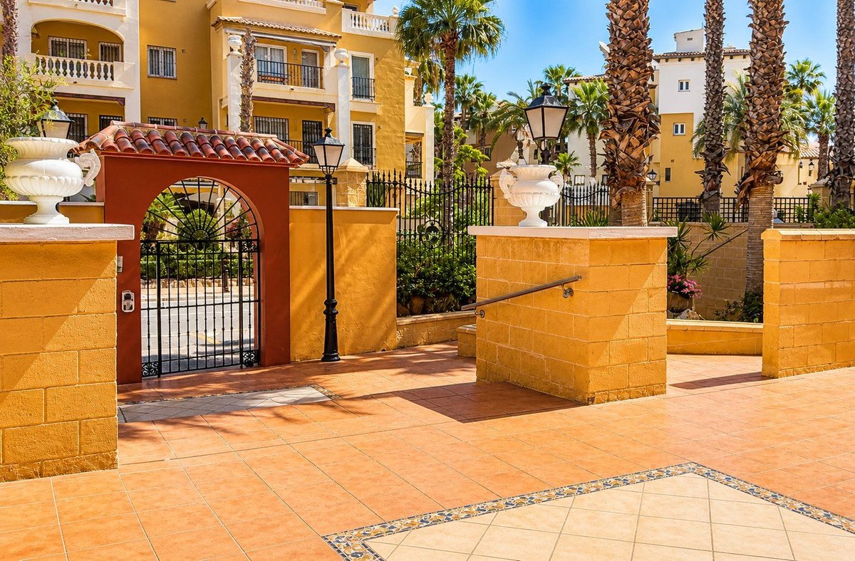2 Bed Ground Floor Apartment in Playa de los Locos