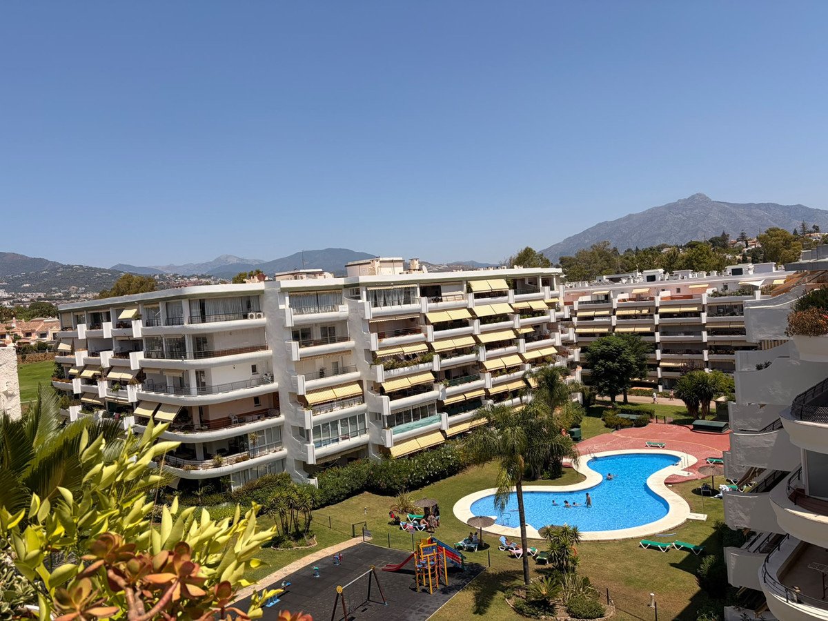 2 Bed Middle Floor Apartment in San Pedro de Alcántara