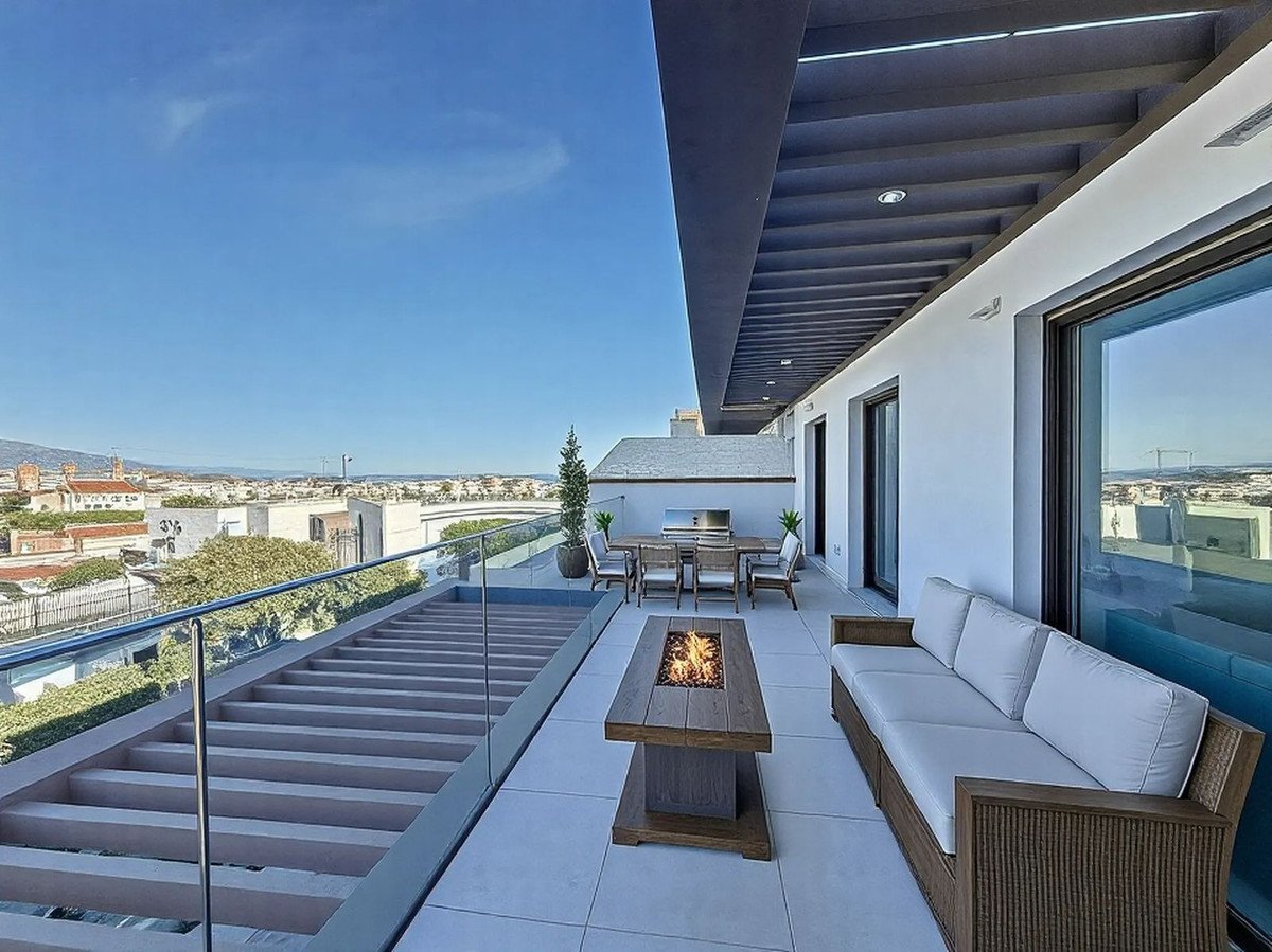 3 Bed Top Floor Apartment in Estepona