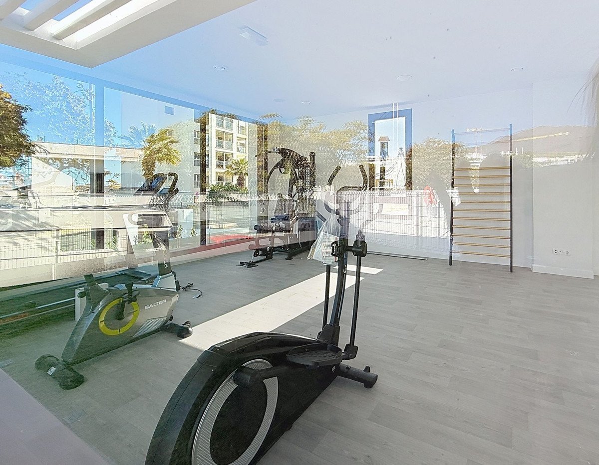 3 Bed Top Floor Apartment in Estepona