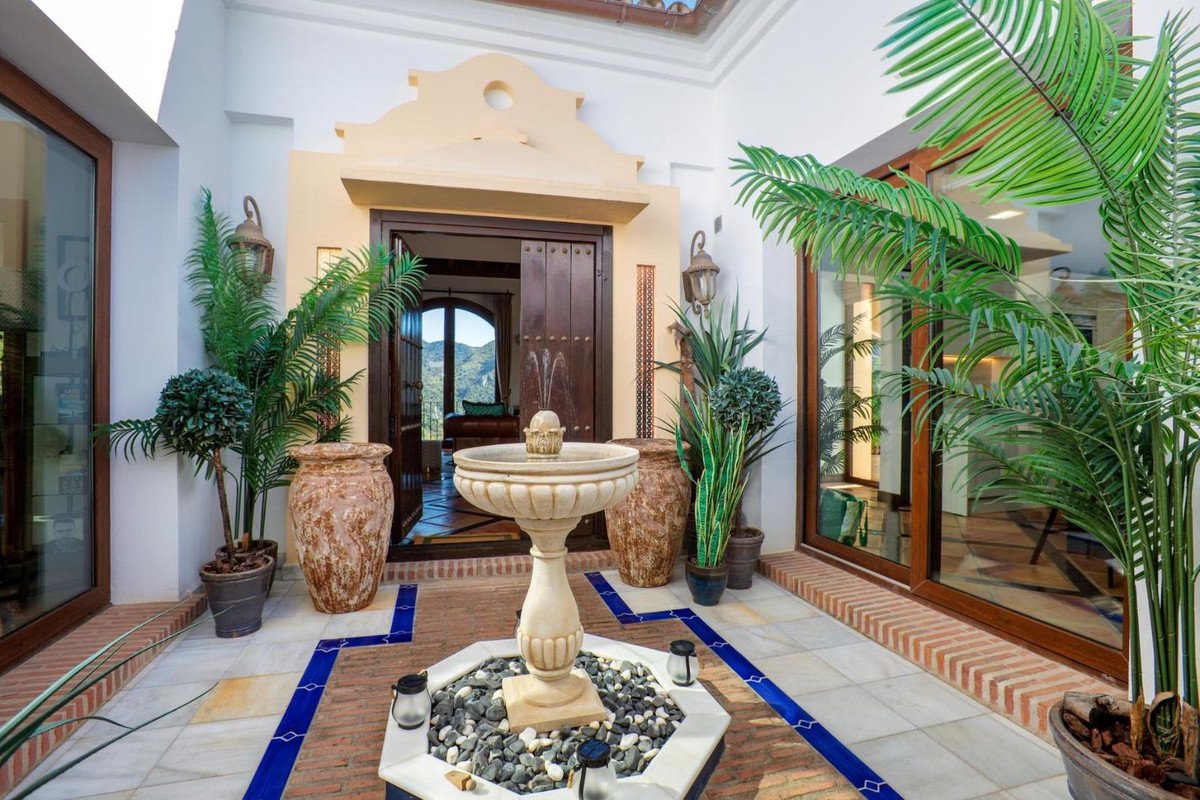 4 Bed Detached Villa in Benahavís